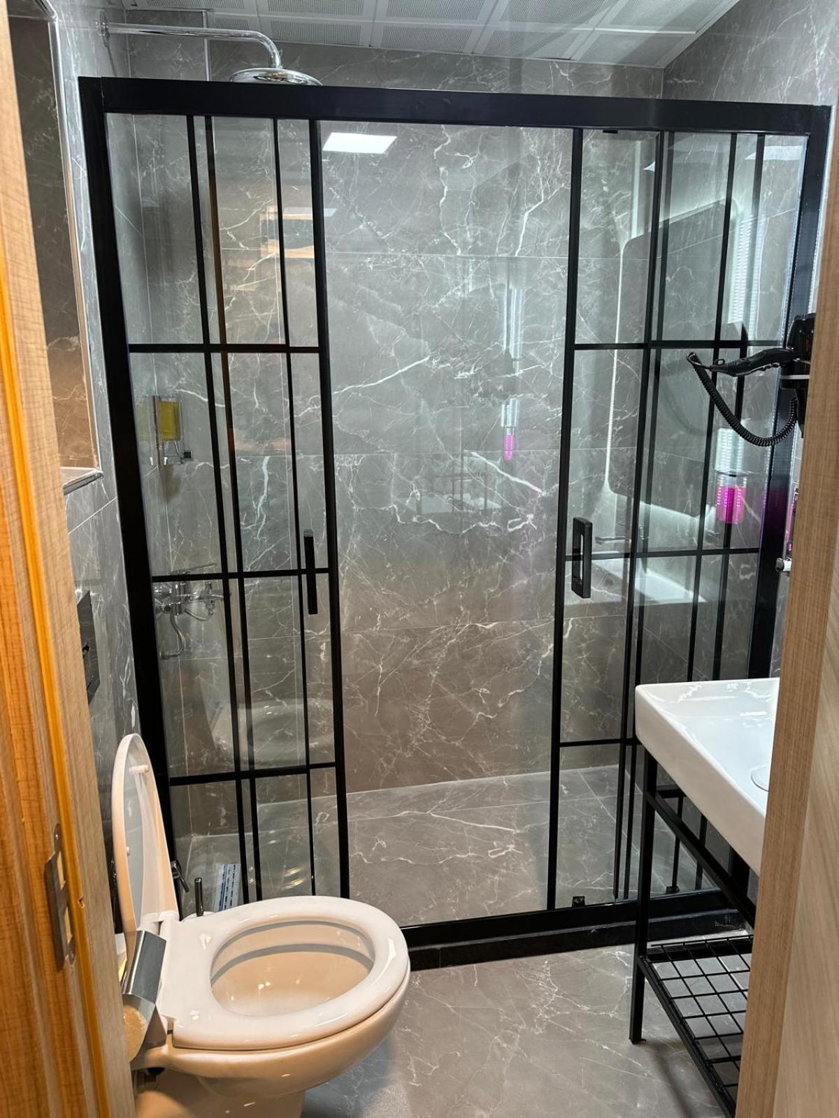 Grand Fm Hotel Istanbul Bagian luar foto
