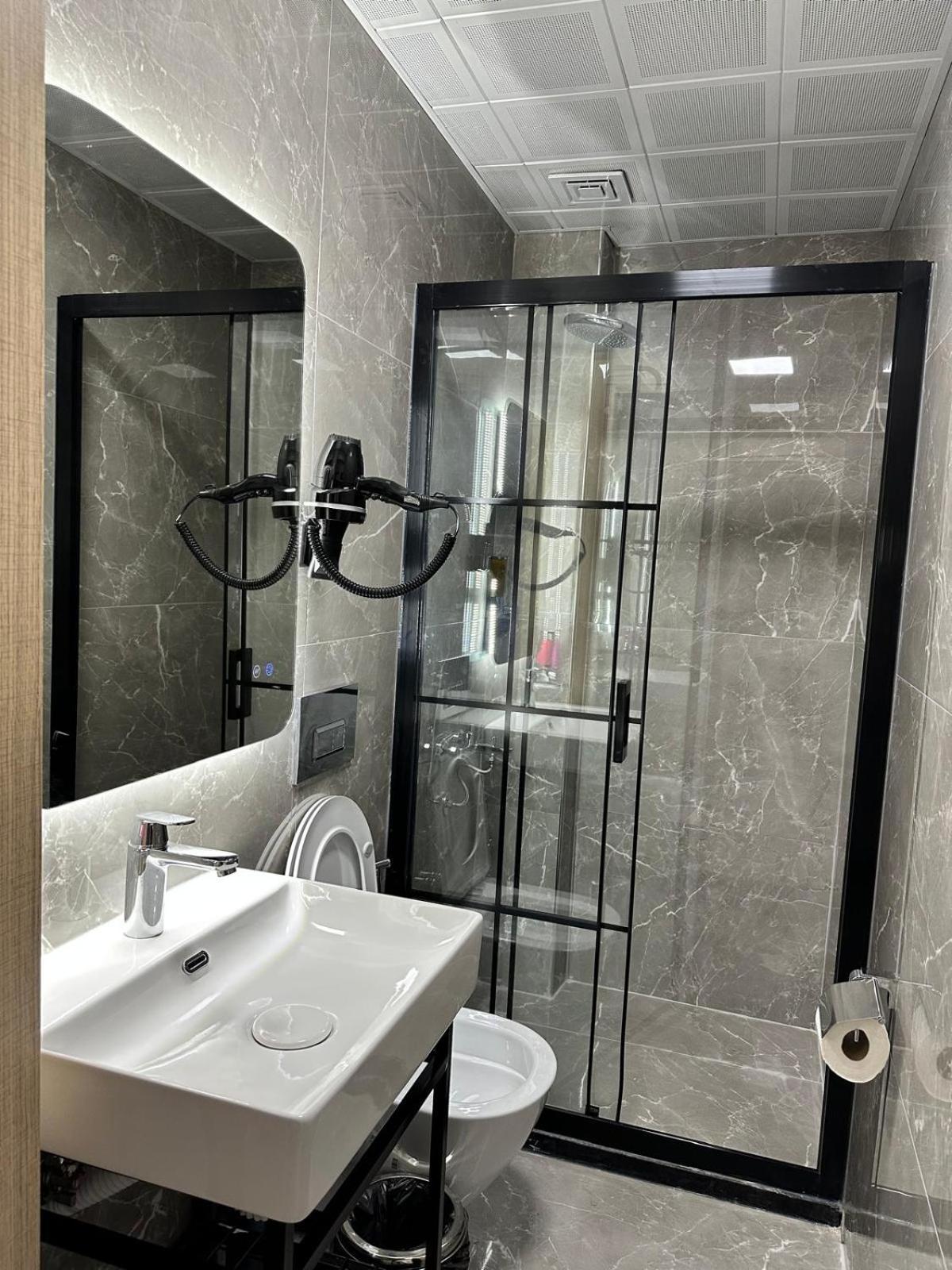 Grand Fm Hotel Istanbul Bagian luar foto
